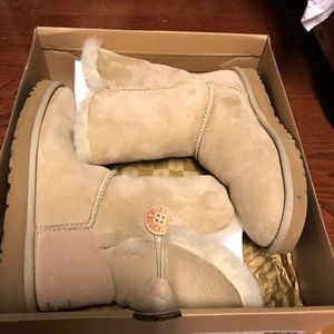 UGG classic bailey button short boot